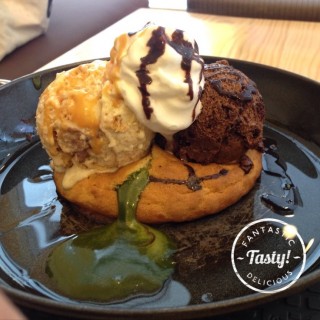 Moster matcha cookie with icecream - dari Creamery Boutique Ice-cream (ครีมเมอรี่) (วังใหม่) di วังใหม่ |Bangkok