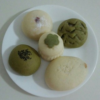 Durian Cream, Curry Naan, Matcha Tsubu Anpan, Yuki Strawberry, Wakaba - Boon Lay's Green Pumpkin Japanese Bakery - Shokutsu 10 (Boon Lay)|Singapore