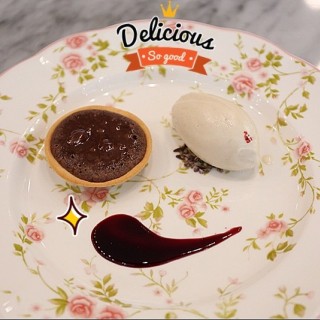 Warm Chocolate Tart with Pink Peppercorn Ice Cream and Red Wine Sauce - dari Chikalicious Dessert Bar (ลุมพินี) di ลุมพินี |Bangkok