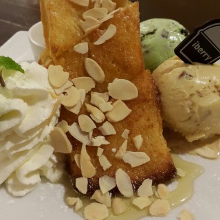 Half honeytoast with icecream mint choc chip & caramel almond - Silom's iberry (ไอเบอรี่) (Silom)|Bangkok