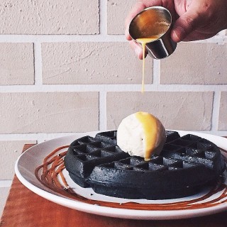 Charcoal waffle with Salted Egg sauce and Butter Beer Ice Cream - dari FatCat Ice Cream Bar (Bedok) di Bedok |Singapura