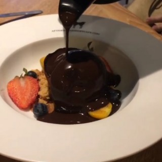 Belgian dark chocolate sphere with salted caramel ice cream - dari After You (อาฟเตอร์ ยู) (ปทุมวัน) di ปทุมวัน |Bangkok