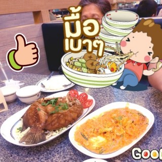 เนื้อปูผัดผงกะหรี่ + ปลากระพงทอดน้ำปลา - dari Huaplachongnonsea Junior (อ.เมืองสมุทรปราการ) di อ.เมืองสมุทรปราการ |Bangkok