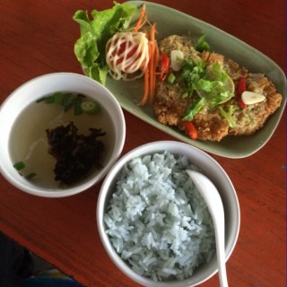 ข้าวชุดหมูทอดซอสมะนาว - dari ล้านกินเส้น (สุเทพ) di สุเทพ |Chiang Mai
