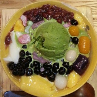 Bomb Ball + big boba + mochi + ice cream + red bean + pudding + taro - 位于Pantai Indah Kapuk的Sumoboo (Pantai Indah Kapuk) | 雅加达