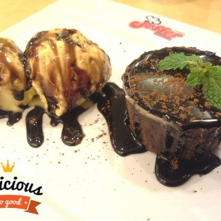 Chocolate Brownie with Vanilla Ice-cream - dari Jeffer Steak (เจฟเฟอร์ สเต็ก) (ลาดยาว) di ลาดยาว |Bangkok