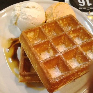 Classic Waffles with Earl Grey ice-cream + Thai milk tea - Toa Payoh / The Little Prince Creamery (Toa Payoh)|Singapore