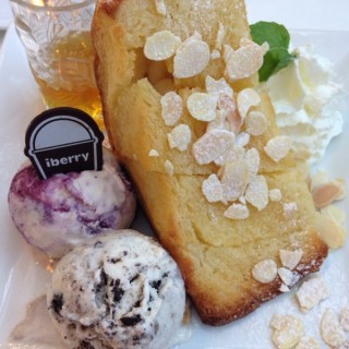 Half toast with blue berry cheese pie & cookie and cream icecream - dari iberry (ไอเบอรี่) (คลองตันเหนือ) di คลองตันเหนือ |Bangkok