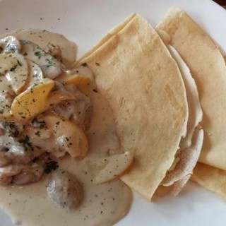 Crepe with chicken apple slices in mushroom sauce - Little India Tekka Serangoon Road / Paddington House of Pancakes (Little India Tekka Serangoon Road)|Singapore