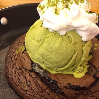 Brownie with matcha ice cream - Wang Mai's Creamery Boutique Ice-cream (ครีมเมอรี่) (Wang Mai)|Bangkok