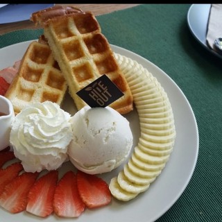 Mix straberry banana waffle toast - 位於ฉิมพลี的Little Hideout (ฉิมพลี) | 曼谷