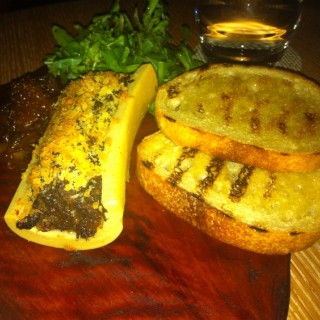 Bone marrow braised wagyu beef crostini,fig, whiskey chutney - 位於旺角的Alibi – Wine Dine Be Social (旺角) | 香港