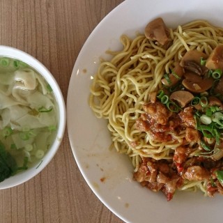 Bakmie Ayam Rica Jamur + pangsit rebus - Kebon Jati's Bakmie Aloi (Kebon Jati)|Bandung