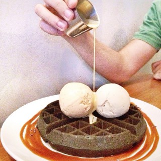 Charcoal waffles with salted egg yolk sauce - dari FatCat Ice Cream Bar (Bedok) di Bedok |Singapura