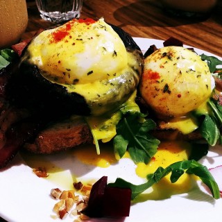 Egg Benedict with mushroom and becon - ใน上環 จากร้านBrew Bros Coffee (上環)|ฮ่องกง