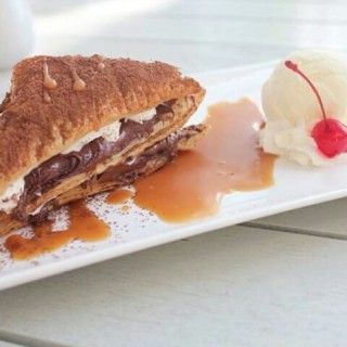 Puff pastry with cream, nutella, caramel sauce & vanilla ice cream - 位於Kelapa Gading的Prim8ight (Kelapa Gading) | 雅加達