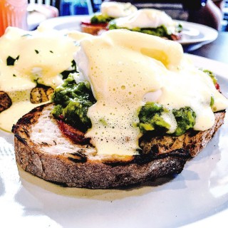 Avocado Eggs Benedict - 位於上環的永健坊餐廳 (上環) | 香港