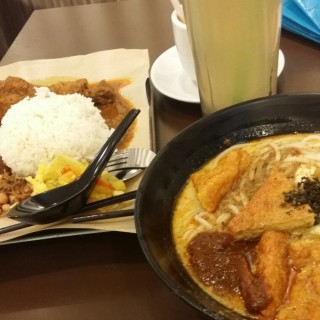 Laksa and Nasi lemak - 位於City Hall的Coffee & Toast (City Hall) | 新加坡