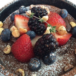 dark chocolate self saucing cake with fresh berries - 位于คลองตันเหนือ的Vanilla Cafeteria (คลองตันเหนือ) | 曼谷