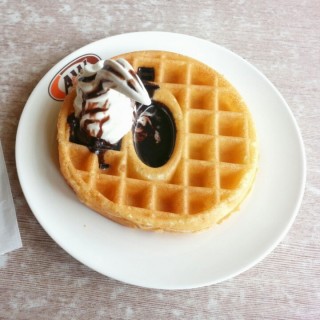 Waffle - Sukajadi / A & W Restaurant (Sukajadi)|Bandung
