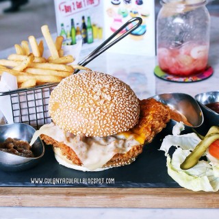 Crispy Chicken Burger - 位於Kuningan的JJ Royal Brasserie (Kuningan) | 雅加達