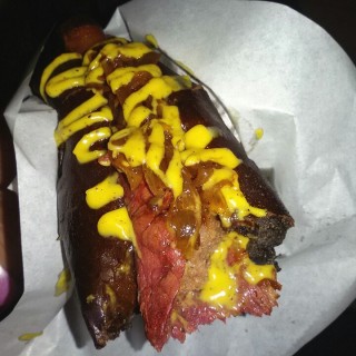 DOG single with blackpepper sauce - 位于Wolter Monginsidi的DOG (Wolter Monginsidi) | 雅加达