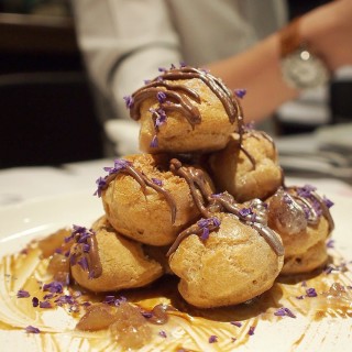Profiteroles filled with chestnut, served with warm chocolate sauce - 位於City Hall的District 10 Bar & Restaurant (City Hall) | 新加坡