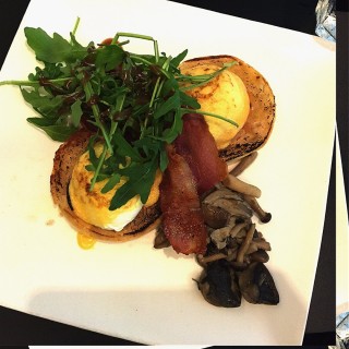 Sous Vide Eggs Benedict - Newton's Skyve Wine Bistro (Newton)|Singapore