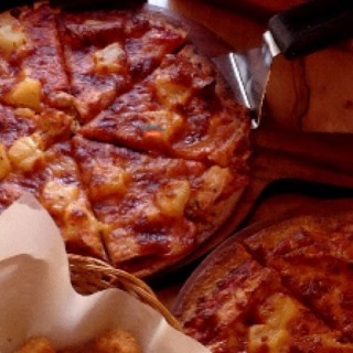 พิซซ่าบางกรอบ หน้าคริสต์มาสซอสเซจ (ถาดกลาง) - ปทุมวัน / The Pizza Company (พิซซ่า คอมพานี) (ปทุมวัน)|กรุงเทพและปริมลฑล