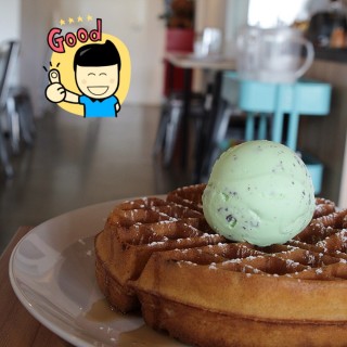 After eight with classic waffle - Ang Mo Kio / Double Scoops (Ang Mo Kio)|Singapore