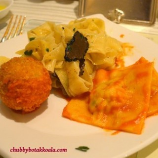 Fried stuffed rice ball, Home Made Truffle Tagliatelle, Ravioli of Prawns with Cherry Tomato sauce - 位於City Hall的Oscar's (City Hall) | 新加坡