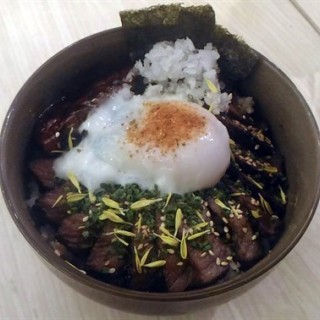 Foie Gras Yakiniku Onsen Tamago Don – premium beef tataki and foie gras with onsen egg on rice - Orchard / En Sakaba (Orchard)|Singapore