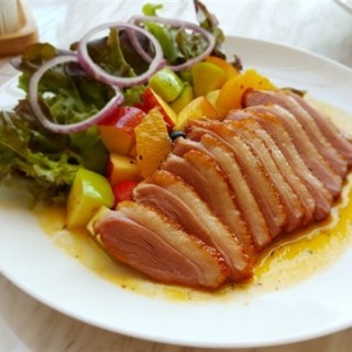 สลัดอกเป็ดรมควันซอสมะม่วงเสาวรส (Smoked Duck Breast Salad) - Bang Pa-in's Suzette (ซูเซท-อยุธยา) (Bang Pa-in)|Others